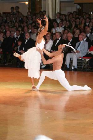 http://www.danceplaza.com/gallery/Piet_Rullens/Blackpool_Dance_Festival_2009/Professional_Invitation_Teammatch/IMG_2404g.jpg