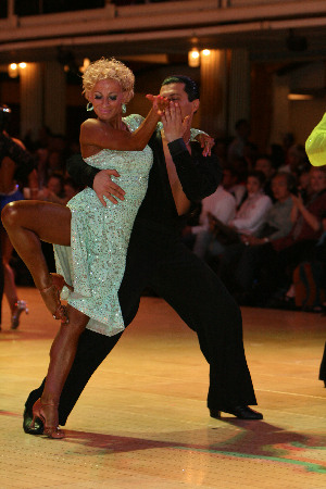 http://www.danceplaza.com/gallery/Piet_Rullens/Blackpool_Dance_Festival_2009/Professional_RS_Latin/IMG_1363g.jpg