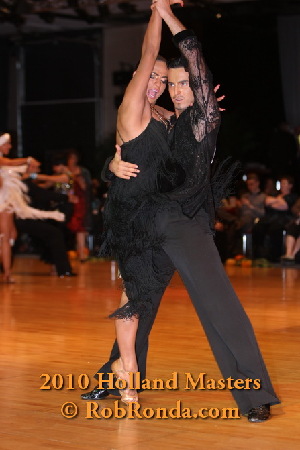 http://www.danceplaza.com/gallery/Rob_Ronda/2010_Holland_Masters/IDSF_Adults_Latin/10HMAdLa372g.jpg