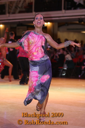 http://www.danceplaza.com/gallery/Rob_Ronda/Blackpool_Dance_Festival_2009/Amateur_RS_Latin/09BPAmRSLa142g.JPG