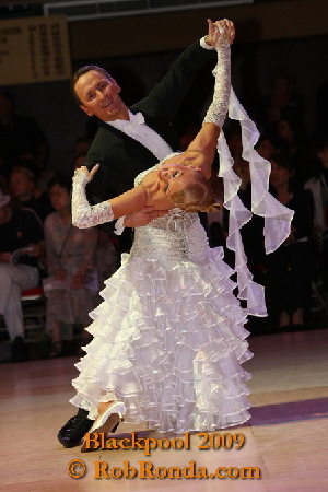 http://www.danceplaza.com/gallery/Rob_Ronda/Blackpool_Dance_Festival_2009/Professional_RS_Ballroom/09BPProfRSBallr056g.JPG