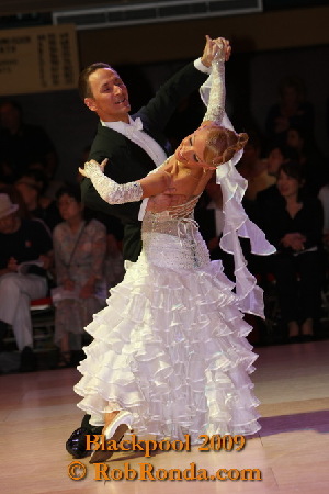 http://www.danceplaza.com/gallery/Rob_Ronda/Blackpool_Dance_Festival_2009/Professional_RS_Ballroom/09BPProfRSBallr057g.JPG